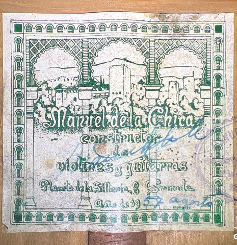 The label of a 1957 Manuel de la Chica flamenco guitar with pegs made of spruce and cypress