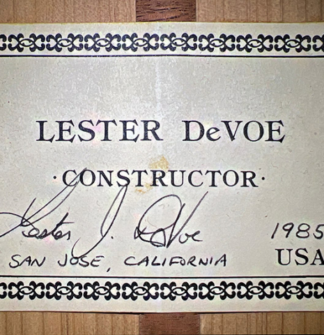 The label of a 1985 Lester DeVoe flamenco guitar made with spruce and cypress.