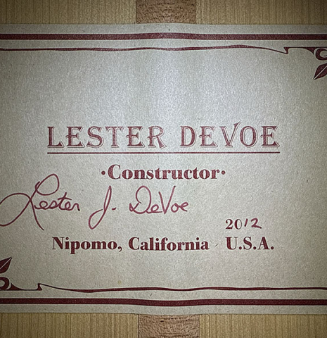 The label of a 2012 Lester DeVoe w/pegs flamenco guitar made of spruce and cypress