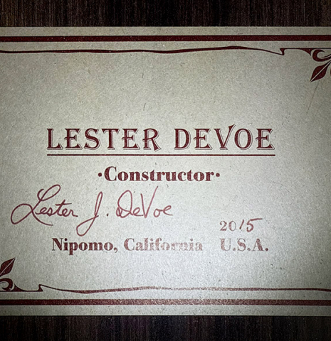 The label of a 2015 Lester DeVoe "Negra" flamenco guitar with pegs made of spruce and Indian rosewood