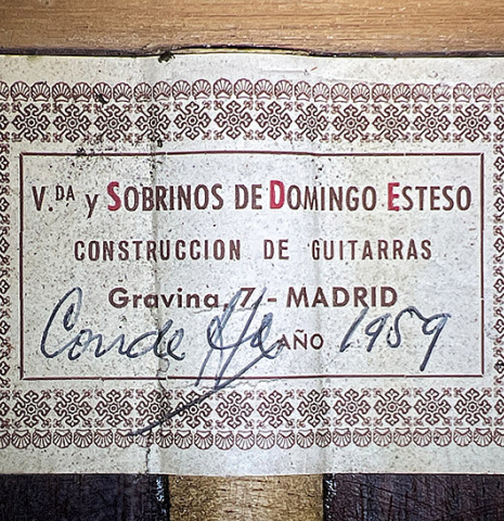 The label of a 1959 Viuda y Sobrinos de Domingo Esteso made by Conde Hermanos with spruce and Indian rosewood.  