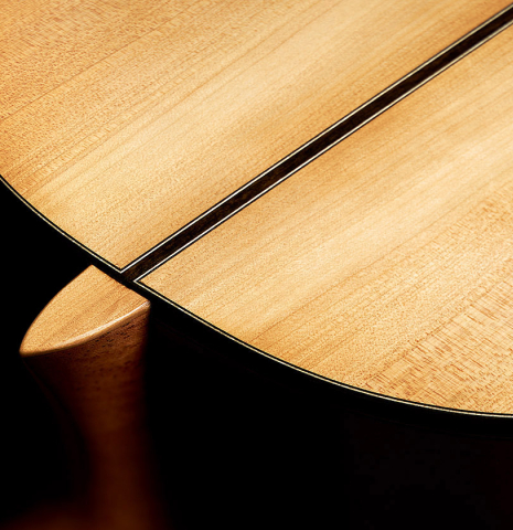 The back, heel and center seam purflings of a 2023 Paco Fajardo flamenco guitar made of spruce and cypress