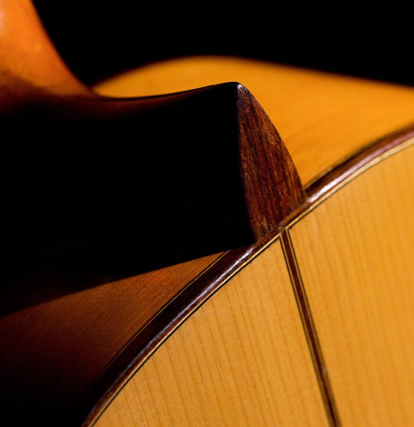 The back, heel binding and purfling of a 1985 Gerundino Fernandez flamenco blanca made of spruce and cypress
