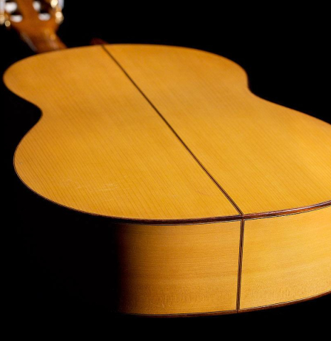 The back and sides at the foot of a 1985 Gerundino Fernandez flamenco blanca made of spruce and cypress