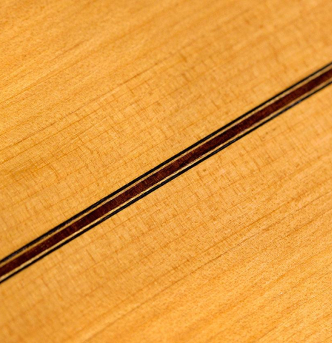 Detail of the back center seam of a 1985 Gerundino Fernandez flamenco blanca made of spruce and cypress
