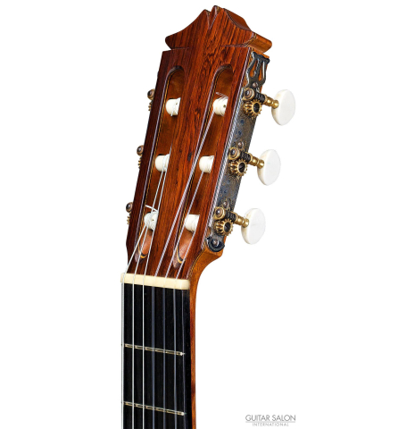 The headstock of a 1961 Arcangel Fernandez flamenco blanca guitar made of spruce and cypress
