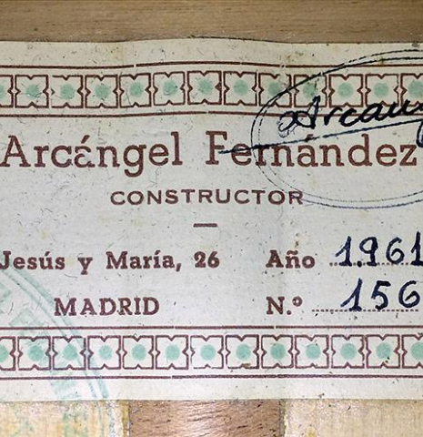 The label of a 1961 Arcangel Fernandez flamenco blanca guitar made of spruce and cypress