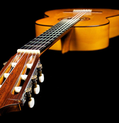 View from the headstock of a 1961 Arcangel Fernandez flamenco blanca guitar made of spruce and cypress