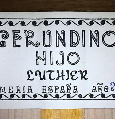 The label of a 2018 Gerundino Fernandez Hijo cedar/cypress "Blanca" flamenco guitar with pegs