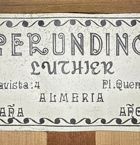 The label of a 1999 Gerundino Fernandez w/pegs flamenco guitar made of spruce and cypress