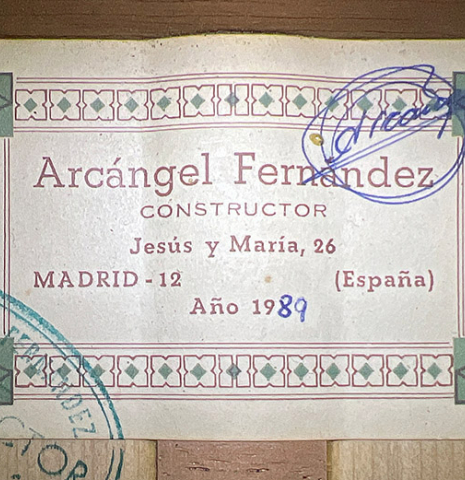 The label of a 1989 Arcangel Fernandez flamenco guitar w/pegs made with spruce and cypress.