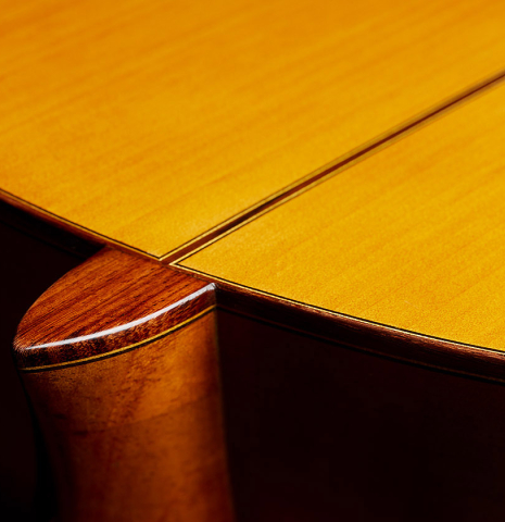 The heel, back binding and purfling of a 1961 Arcangel Fernandez flamenco blanca guitar with pegs made of spruce and cypress.