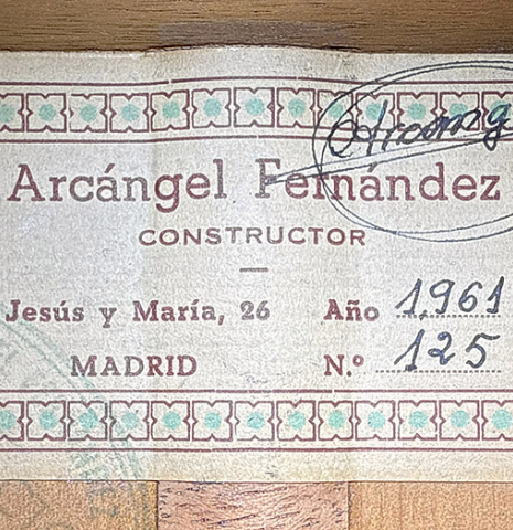The label of a 1961 Arcangel Fernandez flamenco blanca guitar with pegs made of spruce and cypress.