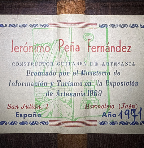 The label of a 1971 Jeronimo Pena Fernandez "Flamenco Negra" w/pegs made of spruce and Honduran rosewood