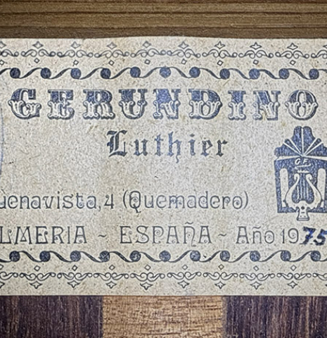 The label of a 1975 Gerundino Fernandez "Negra" flamenco guitar made of spruce and Indian rosewood
