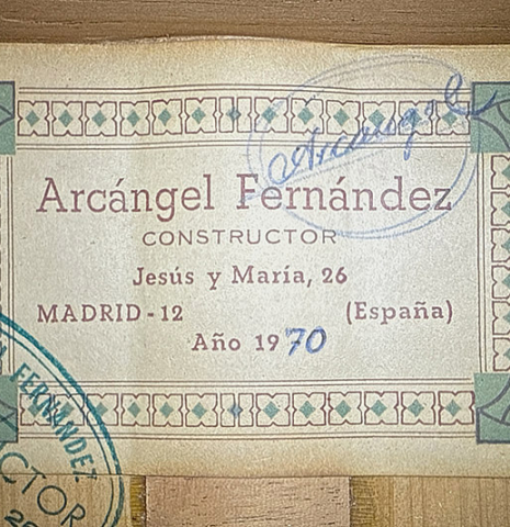 The label of a 1970 Arcangel Fernandez flamenco guitar made of spruce and cypress