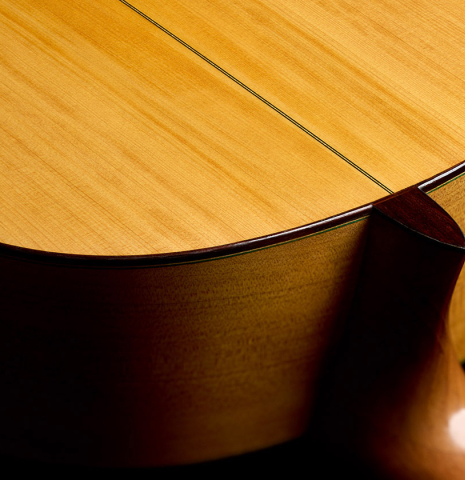 The heel, back binding and purfling of a 2025 Juan Fregenal flamenco guitar made of spruce and cypress
