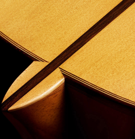 The heel, back binding and purflings of a 2024 Dario Garcia flamenco guitar made of spruce and cypress