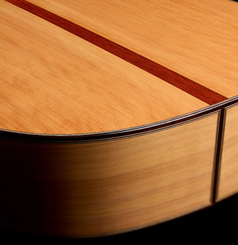 The back and sides at the foot of a 2025 Darío García flamenco guitar made of spruce and cypress