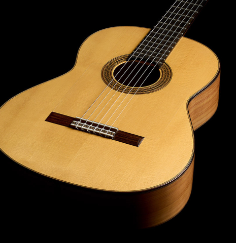 The soundboard of a 2025 Darío García flamenco guitar made of spruce and cypress