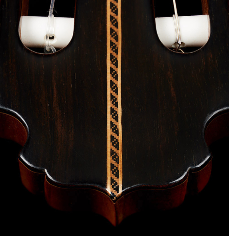 The inlay in the headstock veneer of a 2025 Darío García "Flamenco Negra" guitar made of spruce and kamagong
