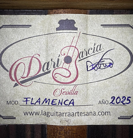 The label of a 2025 Darío García "Flamenco Negra" guitar made of spruce and kamagong