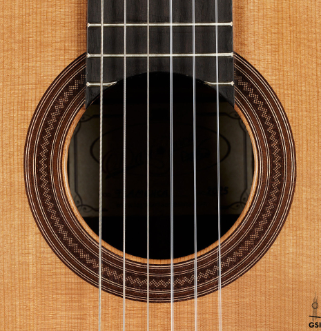 The rosette of a 2025 Darío García "Flamenco Negra" guitar made of spruce and kamagong