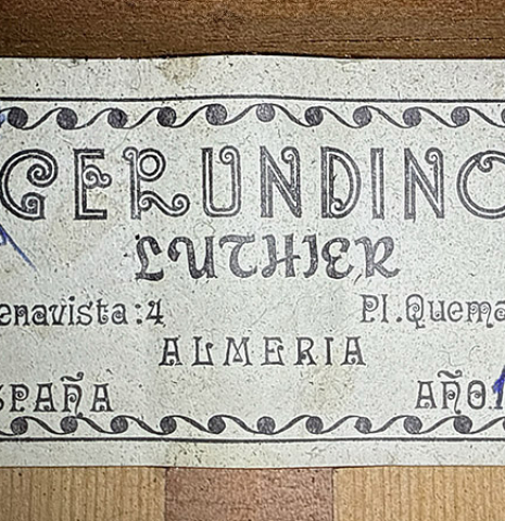 The label of a 1998 Gerundino Fernandez flamenco guitar made of spruce and cypress