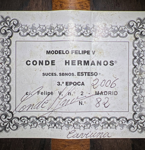 The label of a 2006 Conde Hermanos "Felipe V" flamenco negra guitar made of spruce and CSA rosewood