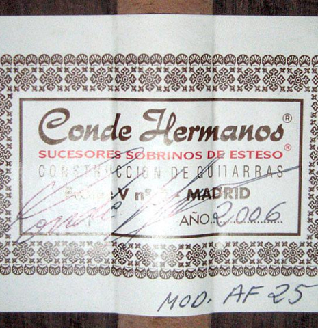 The label of a 2006 Conde Hermanos "AF 25" flamenco guitar made with spruce and Indian rosewood.