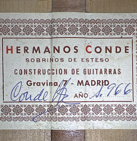 The label of a 1966 Conde Hermanos (Sobrinos de Esteso) ex Alberto Velez flamenco guitar made with spruce and cypress