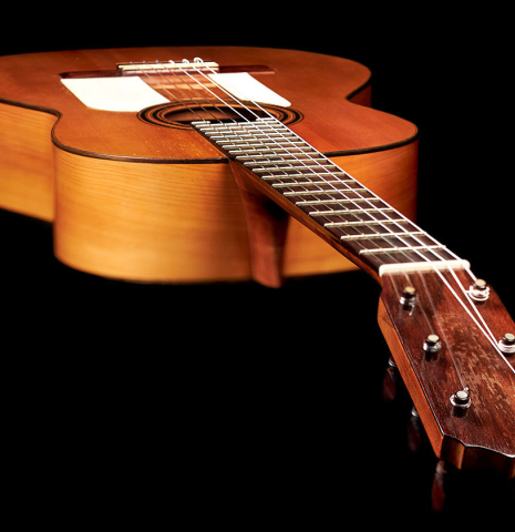 The traditional headstock of a 1922 Santos Hernandez flamenco guitar with pegs made of spruce and cypress.