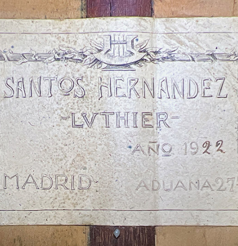 The label of a 1922 Santos Hernandez flamenco guitar with pegs made of spruce and cypress.