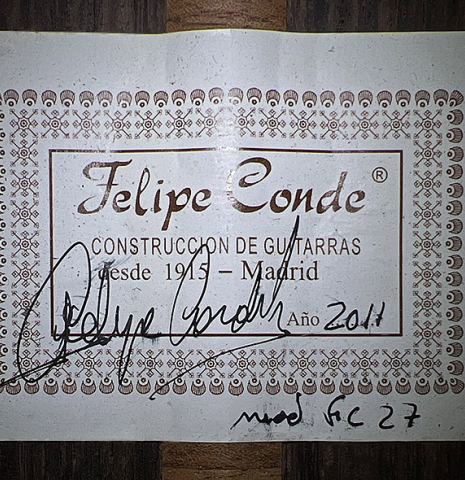 The label of a 2011 Felipe Conde "FC 27" flamenco guitar made with spruce and Indian rosewood