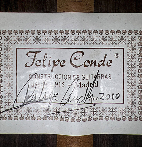 The label of a 2010 Felipe Conde &quot;FC 27&quot; flamenco guitar made with spruce and Indian rosewood