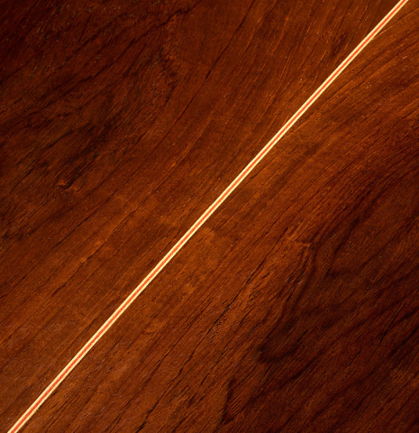 The back center seam of a 2001 Conde Hermanos "AF 25/R" flamenco guitar made of spruce and CSA rosewood