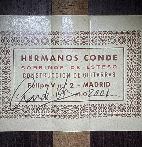 The label of a 2001 Conde Hermanos "AF 25/R" flamenco guitar made of spruce and CSA rosewood