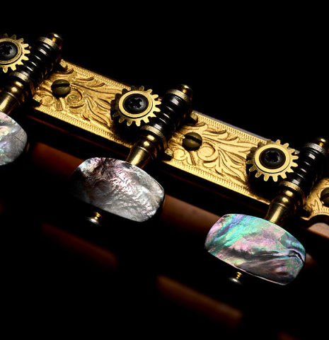 The Fustero tuning machines of a 2001 Conde Hermanos "AF 25/R" flamenco guitar made of spruce and CSA rosewood