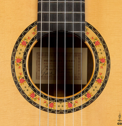 The rosette of a 2001 Conde Hermanos "AF 25/R" flamenco guitar made of spruce and CSA rosewood