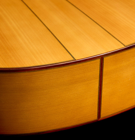 The back and sides at the foot of a 2025 Juan Hernandez "Flamenca Profesional" flamenco guitar made of spruce and cypress