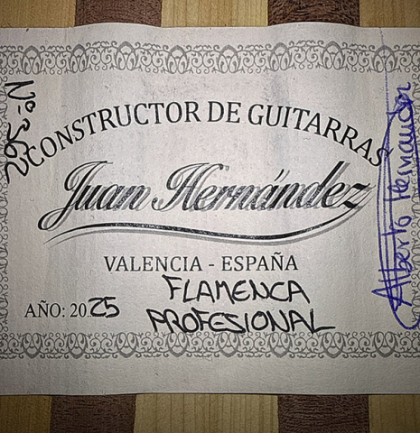 The label of a 2025 Juan Hernandez "Flamenca Profesional" flamenco guitar made of spruce and cypress