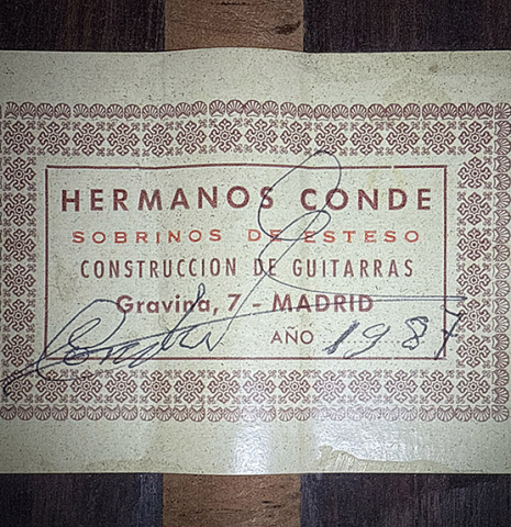 The label of a 1987 Conde Hermanos "Negra" flamenco guitar made of spruce and Indian rosewood
