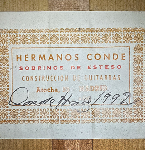 The label of a 1992 Conde Hermanos w/pegs flamenco guitar made of spruce and cypress