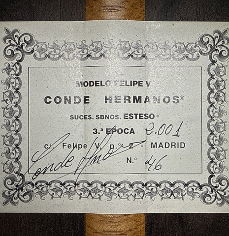 The label of a 2001 Conde Hermanos "Felipe V" flamenco negra guitar made of cedar and CSA rosewood