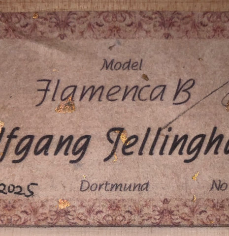 The label of a Wolfgang Jellinghaus "Flamenca Blanca" flamenco guitar made of spruce and cypress