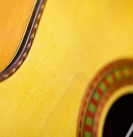 The top binding and purflings of a Wolfgang Jellinghaus "Flamenca Blanca" flamenco guitar made of spruce and cypress