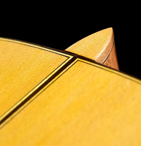 The heel, back binding and purfling of a Wolfgang Jellinghaus "Flamenca Blanca" flamenco guitar made of spruce and cypress