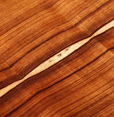 The back center seam of a 2024 Wolfgang Jellinghaus "Flamenca Negra" flamenco guitar made of spruce and granadillo