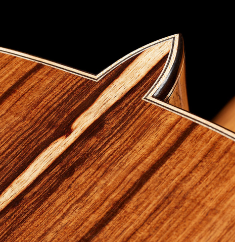 The heel, back binding and purflings of a 2024 Wolfgang Jellinghaus "Flamenca Negra" flamenco guitar made of spruce and granadillo