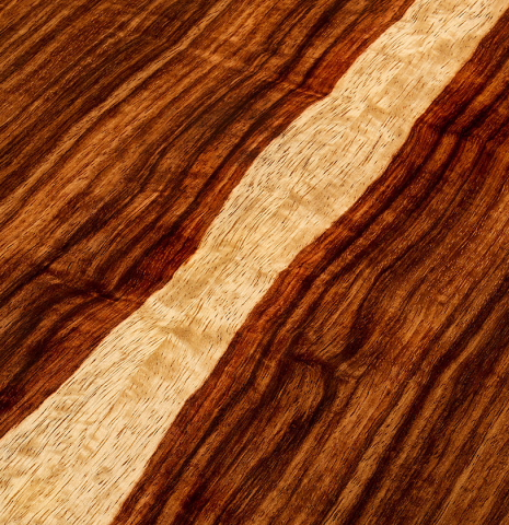 The back center seam of a 2026 Wolfgang Jellinghaus "Flamenca Negra" flamenco guitar made of spruce and granadillo